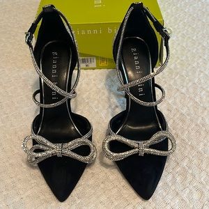 Gianni Bini Ezlynn Rhinestone embellished bow suede toe pumps/heels, size 9.5